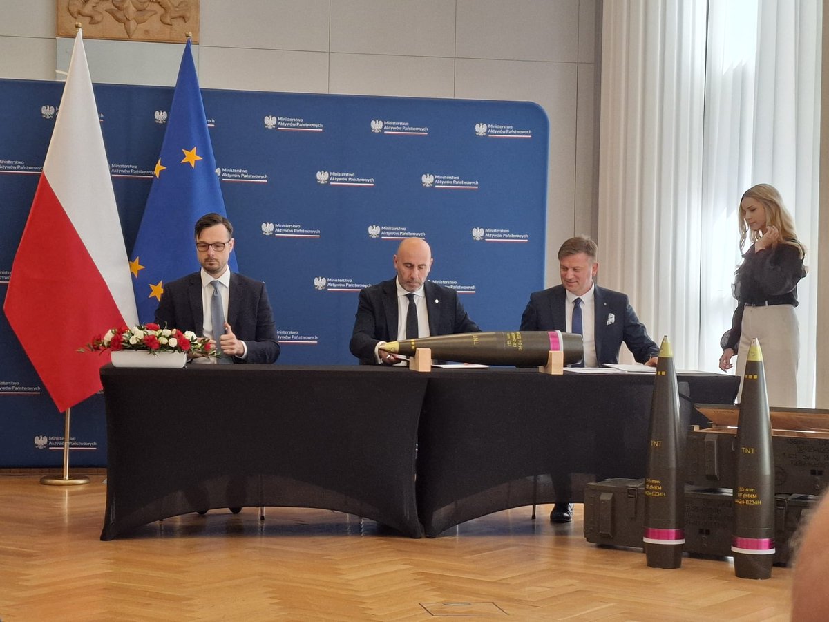 Ministerstwo Aktywów Państwowych 🇵🇱 (@mapgovpl) on Twitter photo ✍️ Podpisano umowy inwestycyjne na dofinansowanie fabryk amunicji kalibru 155 mm.
💰 Ponad 2,4 mld zł z Funduszu Inwestycji Kapitałowych trafi do czterech spółek z Grupy <a href="/PGZ_pl/">Polska Grupa Zbrojeniowa🇵🇱</a>: Zakładów Metalowych „DEZAMET” S.A., <a href="/PGZ_MESKO_SA/">MESKO S.A.</a>, Zakładów Chemiczne „Nitro-Chem” S.A. oraz Zakładu ✍️ Podpisano umowy inwestycyjne na dofinansowanie fabryk amunicji kalibru 155 mm.
💰 Ponad 2,4 mld zł z Funduszu Inwestycji Kapitałowych trafi do czterech spółek z Grupy <a href="/PGZ_pl/">Polska Grupa Zbrojeniowa🇵🇱</a>: Zakładów Metalowych „DEZAMET” S.A., <a href="/PGZ_MESKO_SA/">MESKO S.A.</a>, Zakładów Chemiczne „Nitro-Chem” S.A. oraz Zakładu