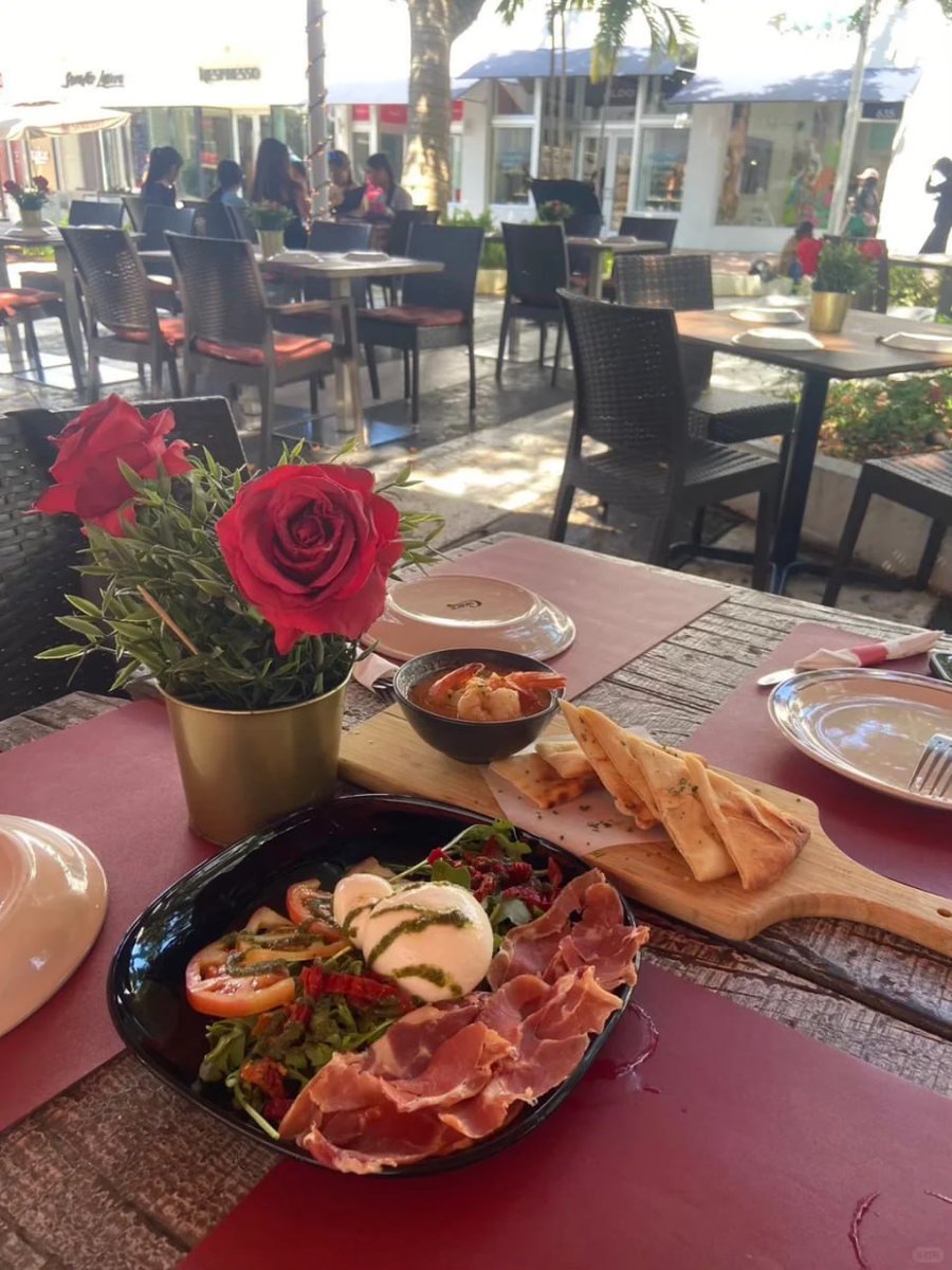 anna_daisy6649's tweet image. Indulging in a beautiful dining experience filled with delicious flavors and a touch of elegance. 🌹🍽️