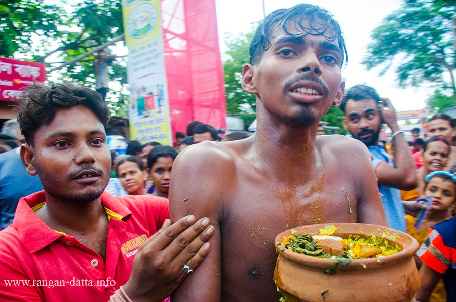 As the doors of the temple are thrown open, bare-bodied men rush in to collect the bhog kept in earthen pots. This is Bhandar Loot, a  strange ritual on the eve of Ultorath in Guptipara 

#RathYatra2025 #rathayatra 

tinyurl.com/2f94rasj