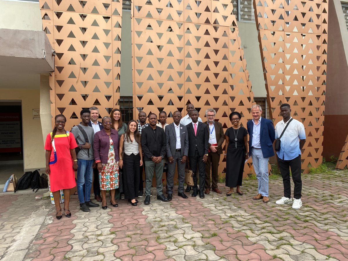 FVolontaires's tweet photo. Dernier jour de mission 🇨🇮 pour @GuillaumeLegaut et @cosse_thomas : direction la bibliothèque Des Livres pour Tous à la rencontre des structures d'accueil de volontaires, aux côtés de M. Laurent Bonneau de @FranceCIV 📚🇫🇷🤝 https://t.co/YtWrrUPj4I