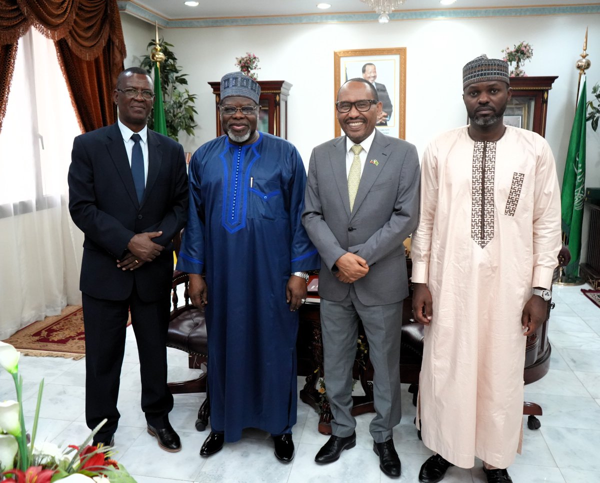 ክቡር አምባሳደር ሙክታር ከአፍሪካ ቡድን ዲን ጋር ተወያዩ
=====
 (ሰኔ 25 ቀን 2017፣ ሪያድ) በሳኡዲ አረቢያ የኢፌዴሪ ልዩ መልክተኛና ባለሙሉ ስልጣን አምባሳደር የሆኑት ክቡር ዶ/ር ሙክታር ከድር በሪያድ የአፍሪካ አምባሳደሮች ቡድን ዲን ከሆኑት