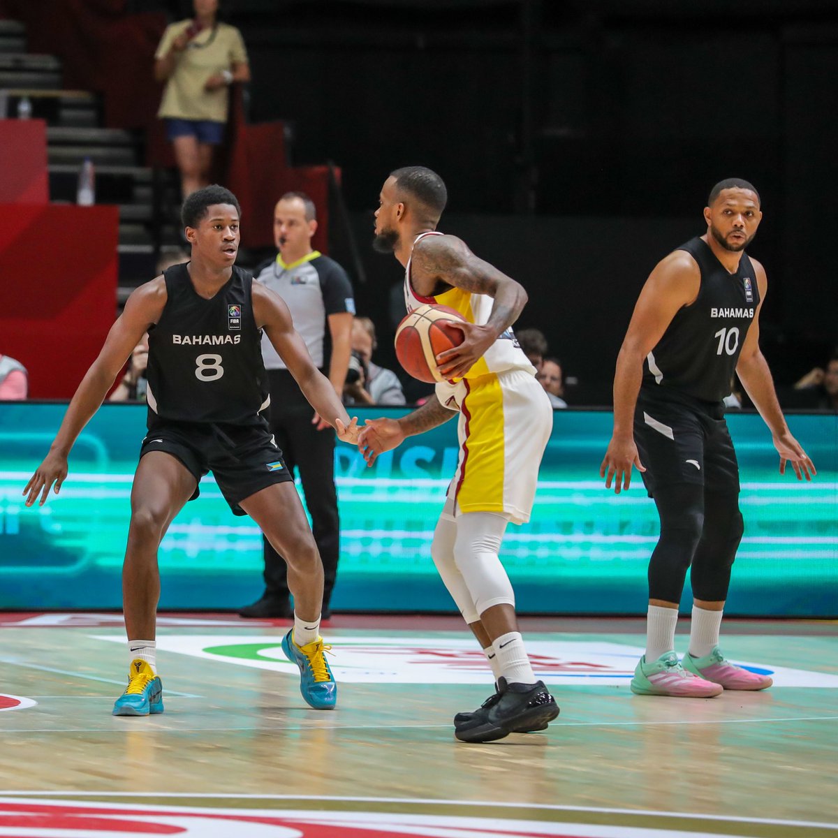 Eric Gordon re-signs with you the 76ers on a one year veteran’s minimum deal.

Gordon and VJ Edgecombe reunite on an NBA roster after last summer’s run in the Olympic Qualifying Tournament.

#bahamas #bahamasbasketball #242totheworld🌎🇧🇸