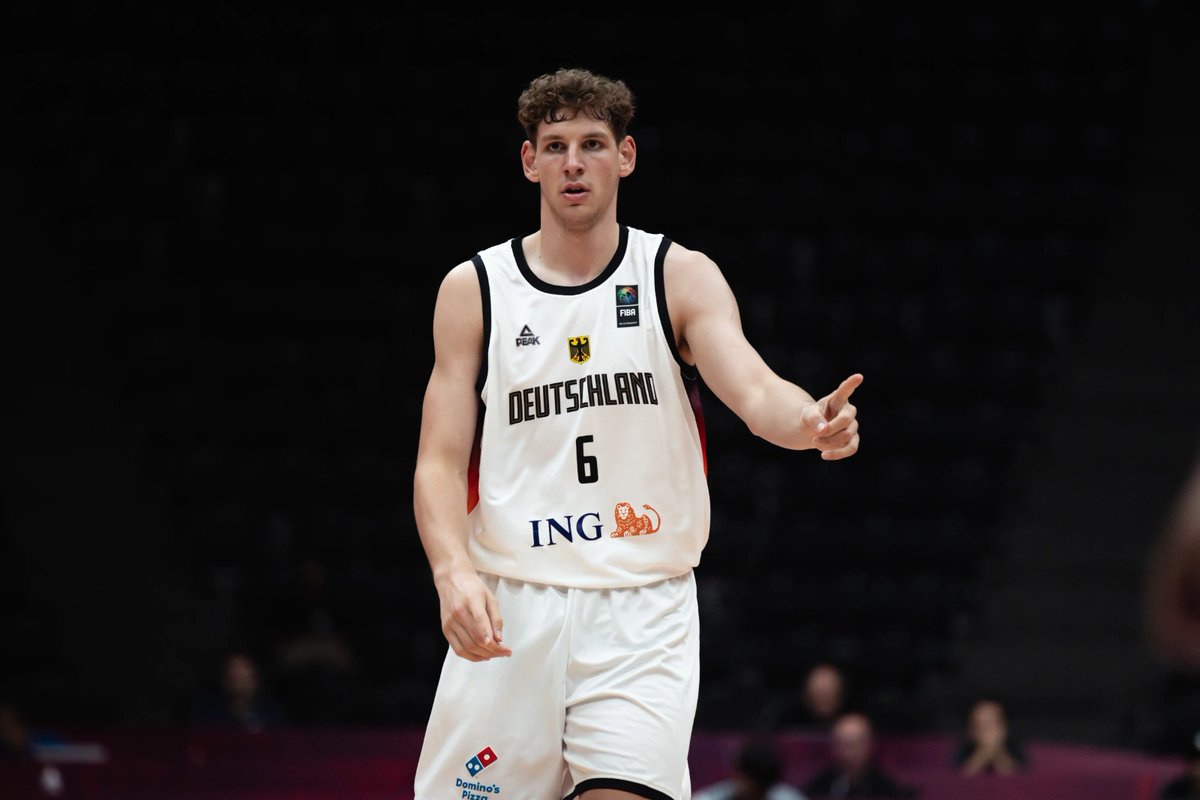 🇩🇪 Washington's Hannes Steinbach delievered a dominant performance against Serbia at the #FIBAU19 World Cup.

Stats: 33 MIN | 23 PTS | 7/12 FG | 9/9 FT | 19 REB (8 OREB) | 2 AST | 1 BLK | 4 TO | 36 EFF | +17

2006-born 6'9" F/C showcased his aggressiveness and strong instincts on