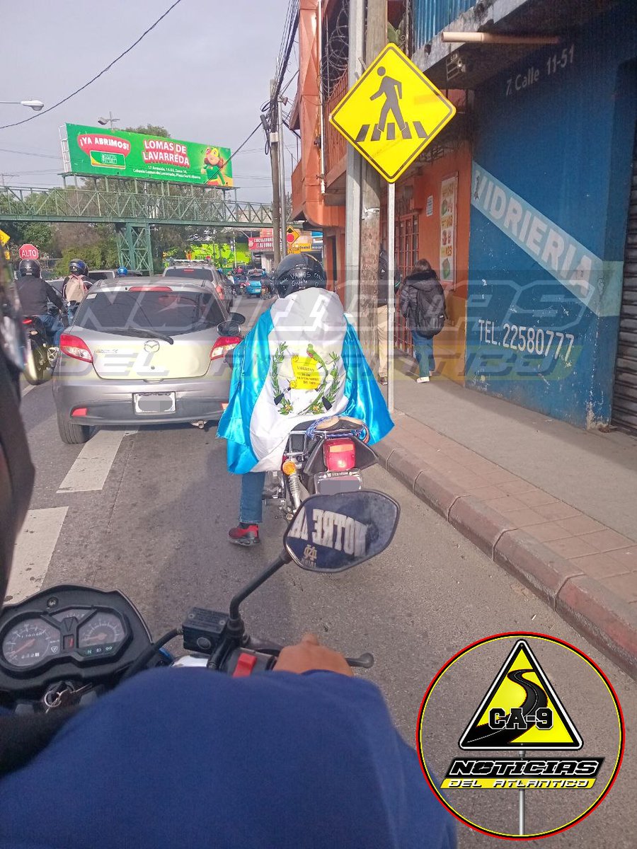 Noti_Atlantico's tweet photo. 🟡#LenteNDA | 🇬🇹⚽️ En medio del caos qué se vive ennel #TraficoGT, un motorista fue captado en el redondel de la Atlántida, #Zona18, llevando la bandera de #Guatemala en apoyo a la selección, qué esta noche se enfrenta a #EstadosUnidos en la penúltima ronda de la #CopaDeOro. https://t.co/ezxdu4re8O