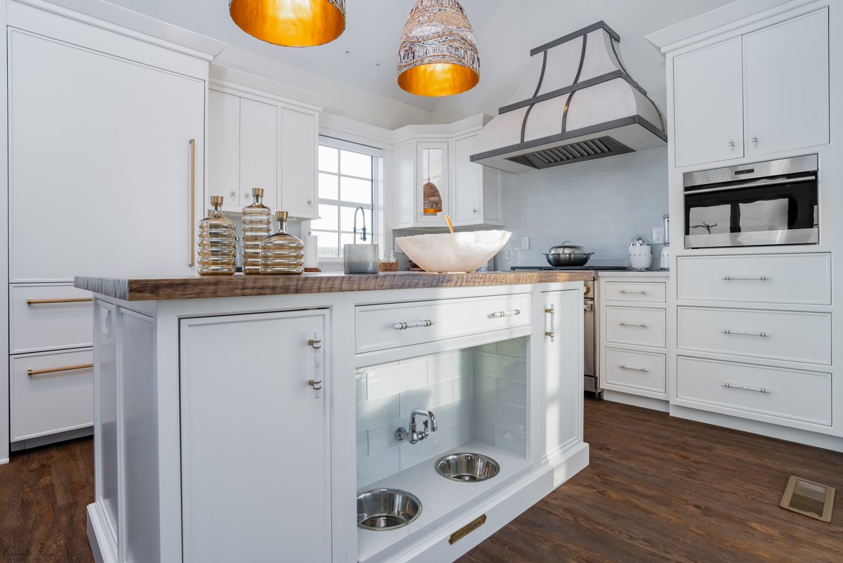 Is your kitchen designed for every family member - paws included?
Custom pet cabinetry is transforming kitchens into organized, comfortable spaces for you and your furry friends.

Read more: kountrykraft.com/blog/custom-pe…

#KountryKraft #CustomCabinetry #CustomCabinets