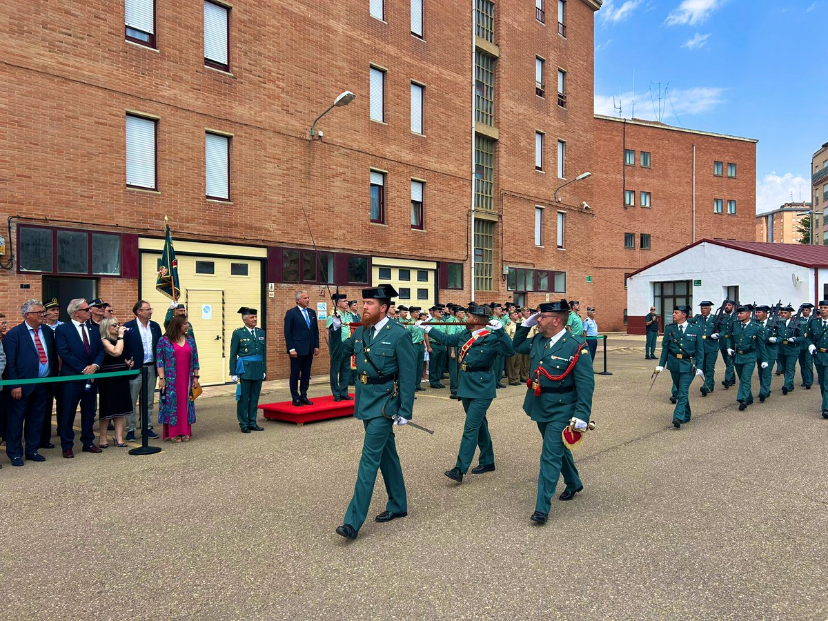 Subdelegación del Gobierno en Palencia (@palencia_gob) on Twitter photo Luis Manuel Lombardero ha tomado posesión hoy como jefe de la Comandancia de la <a href="/guardiacivil/">Guardia Civil</a> en #Palencia
El subdelegado del Gobierno, <a href="/amg385/">🇪🇸 Angel D. Miguel 🇪🇺🏳️🌈♥️🇺🇦</a> le ha acompañado así como al Coronel Rafael Campos en su despedida, tras 7 años de servicio a nuestra provincia Luis Manuel Lombardero ha tomado posesión hoy como jefe de la Comandancia de la <a href="/guardiacivil/">Guardia Civil</a> en #Palencia
El subdelegado del Gobierno, <a href="/amg385/">🇪🇸 Angel D. Miguel 🇪🇺🏳️🌈♥️🇺🇦</a> le ha acompañado así como al Coronel Rafael Campos en su despedida, tras 7 años de servicio a nuestra provincia