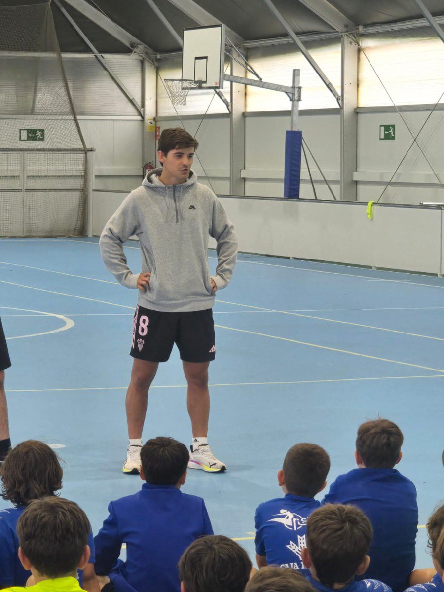 Hoy recibimos en el Campus #FútbolCAO la visita de un auténtico crack: Riki (Ricardo Rodríguez Gil-Carcedo), jugador profesional del Albacete Balompié ⚽💥
Una experiencia única para aprender de los mejores 💪⚪ ¡Gracias por tu cercanía y consejos, Riki! 🙌 #SomosCAO #DeportesCAO
