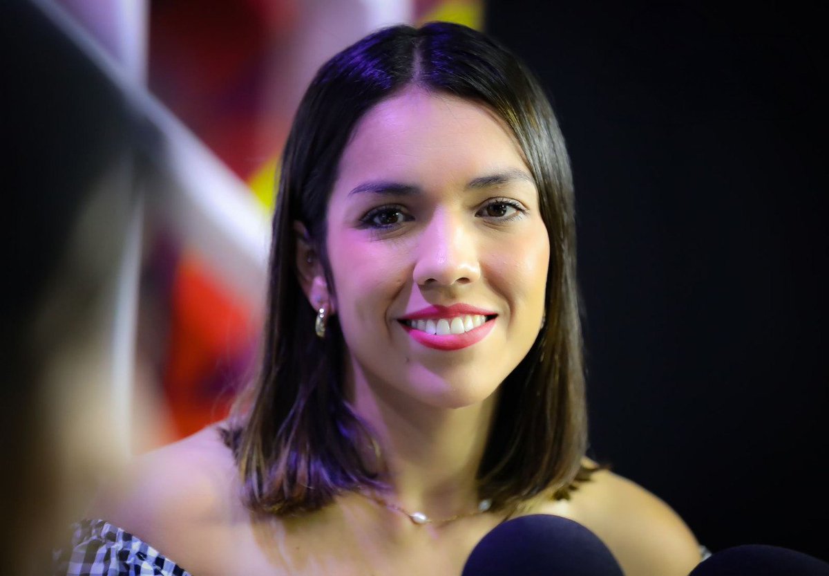 Diario El Salvador (@elsalvador) on Twitter photo #DeDinero | La directora general de la <a href="/AutoridadchSV/">Autoridad del Centro Histórico</a>, Adriana Larín, destacó que se han simplificado trámites para «reducir el tiempo y pasos innecesarios que dilataban el proceso de que alguien comenzara a construir e iniciara operaciones en el Centro Histórico de #DeDinero | La directora general de la <a href="/AutoridadchSV/">Autoridad del Centro Histórico</a>, Adriana Larín, destacó que se han simplificado trámites para «reducir el tiempo y pasos innecesarios que dilataban el proceso de que alguien comenzara a construir e iniciara operaciones en el Centro Histórico de