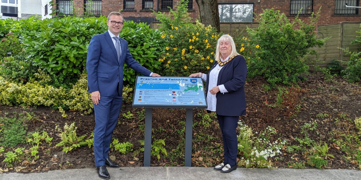 prestoncouncil's tweet image. 📢 NEWS: Unveiling of twinning display at Preston Peace Garden
A new information board celebrating Preston’s town-twinning has been unveiled at Preston Peace Garden.
Read more: preston.gov.uk/article/10832/…