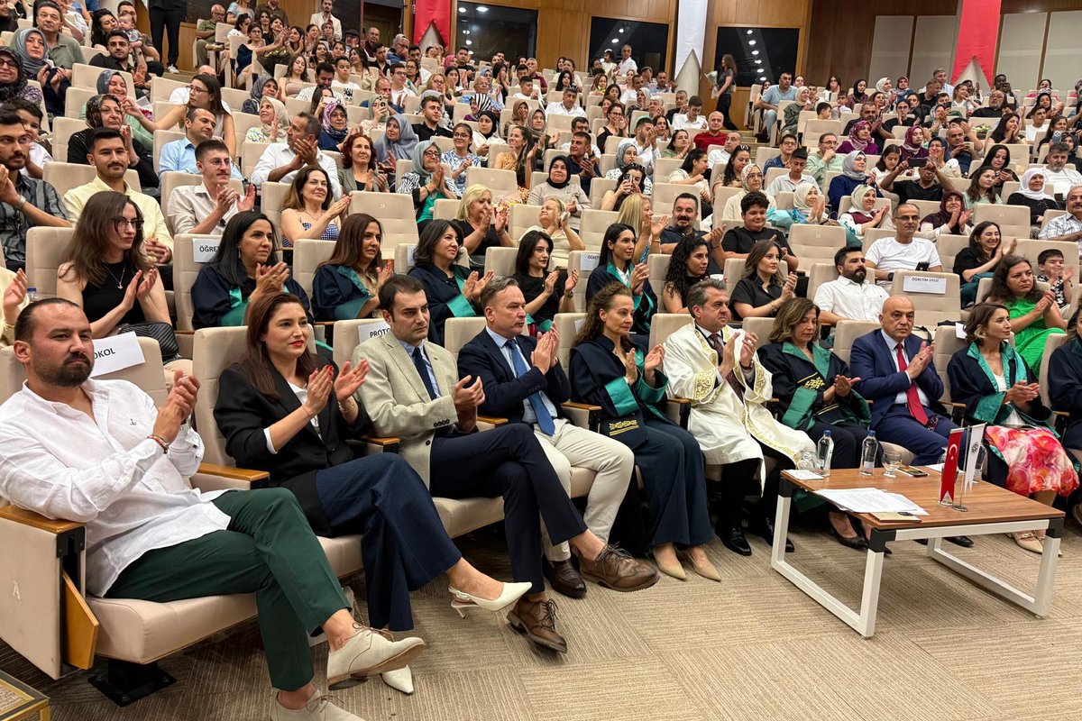 guneyeczakoop's tweet photo. Çukurova Üniversitesi Eczacılık Fakültesi’nin 2024-2025 mezuniyet törenine, Yönetim Kurulu Başkanımız Ecz. Tarkan Bir, Genel Sekreterimiz Uzm. Ecz. Çağrı Erdem Özdemir ve Yönetim Kurulu Üyemiz Ecz. Yasemin Emre katıldı. Tüm mezunları tebrik eder, meslek hayatlarında başarılar dileriz.
#güneyeczakooperatifi #çukurovaüniversitesi #eczacılıkfakültesi #mezuniyet