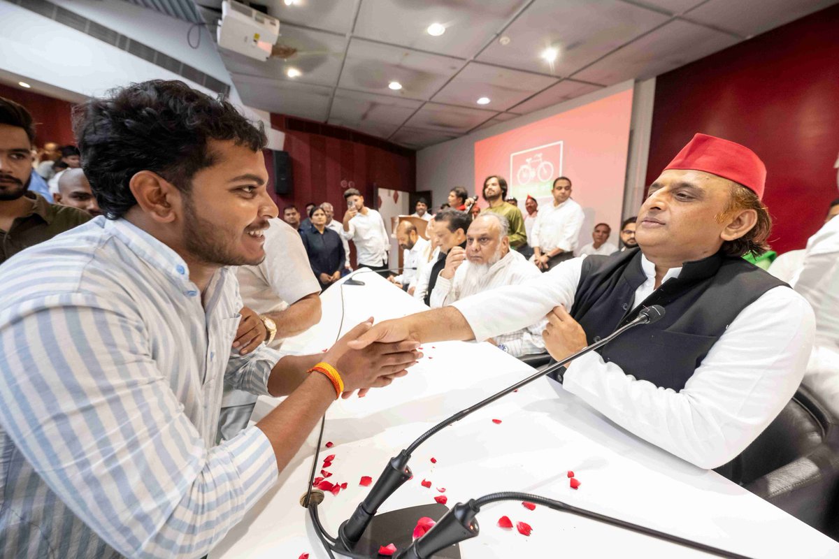 Prem Prakash Yadav (@2premprakash) on Twitter photo कल का दिन समाजवादियों के लिए किसी त्यौहार से कम नहीं था।
'संविधान के रक्षक’, ‘PDA की बुलंद आवाज़’ — समाजवादी पार्टी के राष्ट्रीय अध्यक्ष मा. श्री अखिलेश यादव जी के जन्मदिवस के अवसर पर पार्टी कार्यालय पहुंचकर बधाई दी व आशीर्वाद प्राप्त किया ।
<a href="/yadavakhilesh/">Akhilesh Yadav</a> कल का दिन समाजवादियों के लिए किसी त्यौहार से कम नहीं था।
'संविधान के रक्षक’, ‘PDA की बुलंद आवाज़’ — समाजवादी पार्टी के राष्ट्रीय अध्यक्ष मा. श्री अखिलेश यादव जी के जन्मदिवस के अवसर पर पार्टी कार्यालय पहुंचकर बधाई दी व आशीर्वाद प्राप्त किया ।
<a href="/yadavakhilesh/">Akhilesh Yadav</a>