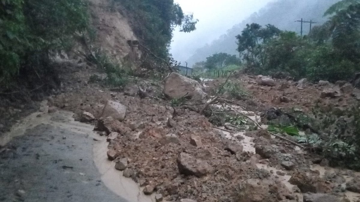 Cerrada la vía #Paute - Guarumales - Méndez en los sectores Río Negro y Jordán, en el cantón Sevilla de Oro. El MTOP informa que desplaza maquinaria para la limpieza. Personal de microempresas de la zona apoyan en tareas. 

Vía alterna: Gualaceo - Plan de Milagro.