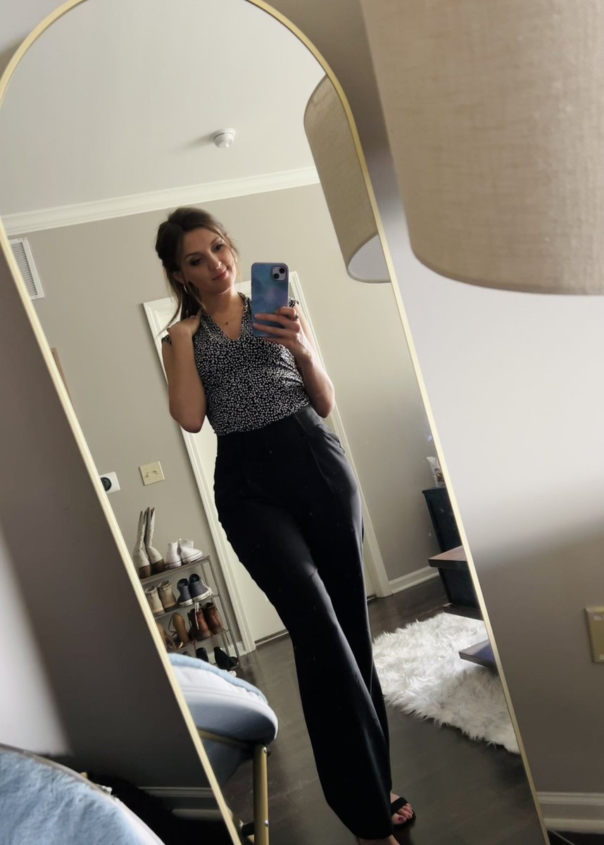 Sarvanah92's tweet image. Trying my best to lock in at work before the 4 day weekend 😎