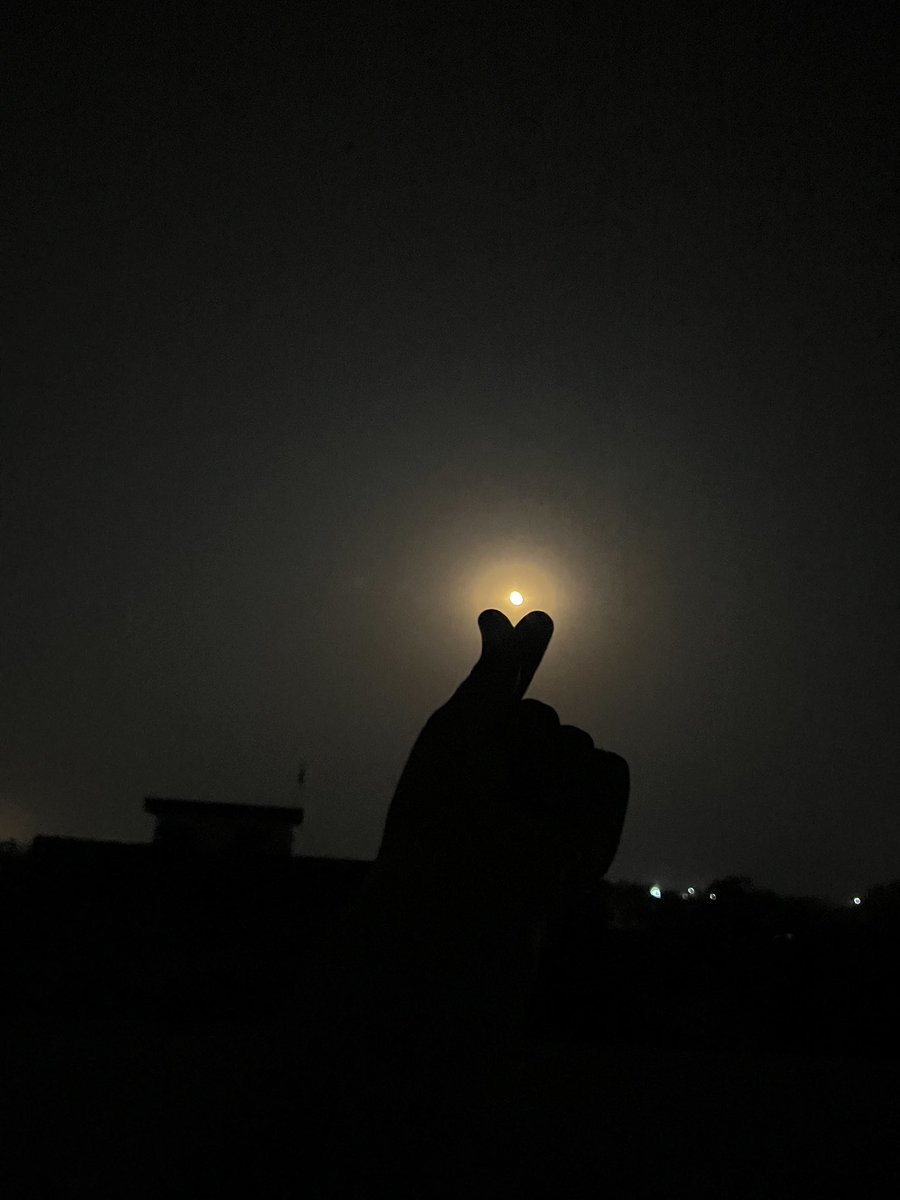 Drop a moon click of your ✨🖤🌓