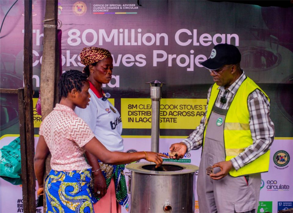 theinsightsnig's tweet image. Lagos is distributing 8 million FREE clean cookstoves starting with Makoko!

 Smoke-free cooking
 Better health
Job creation through biofuel
 $1bn in carbon credit for more projects

A cleaner, greener Lagos is here! 

#CleanCookstoves #GreenLagos #SanwoOlu  #LagosCares