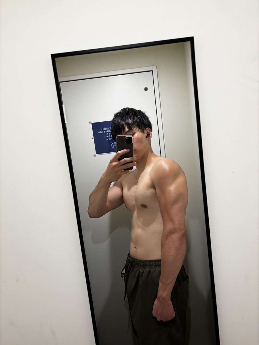 腕いい感じ
お腹さらにプルスウルトラ💪
気づいたらもう夏です☀️
裸が一番かっこよくなりたい
#筋トレ男子 
 #筋肉
 #マッチョ 
#大阪
 #筋トレ好きと繋がりたい