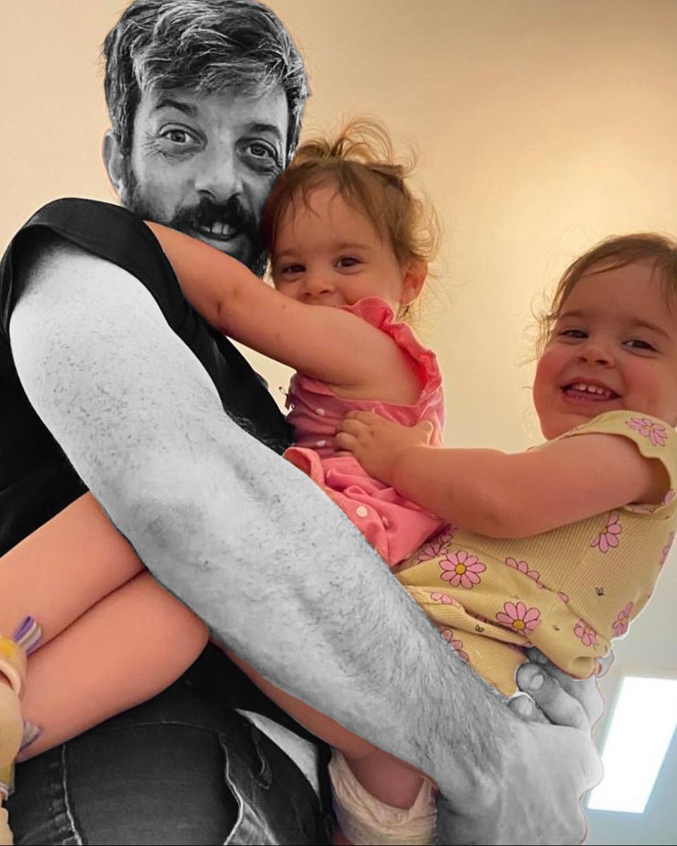 Emma y Yuli cumplen hoy cinco años. 

Fueron secuestradas junto a sus padres por terroristas de Hamás, cuando tenían sólo tres años.

Regresaron a Israel, pero su padre, David Cunio, todavía está en manos de terroristas en Gaza. 

#Libérenlos YA. 🎗️