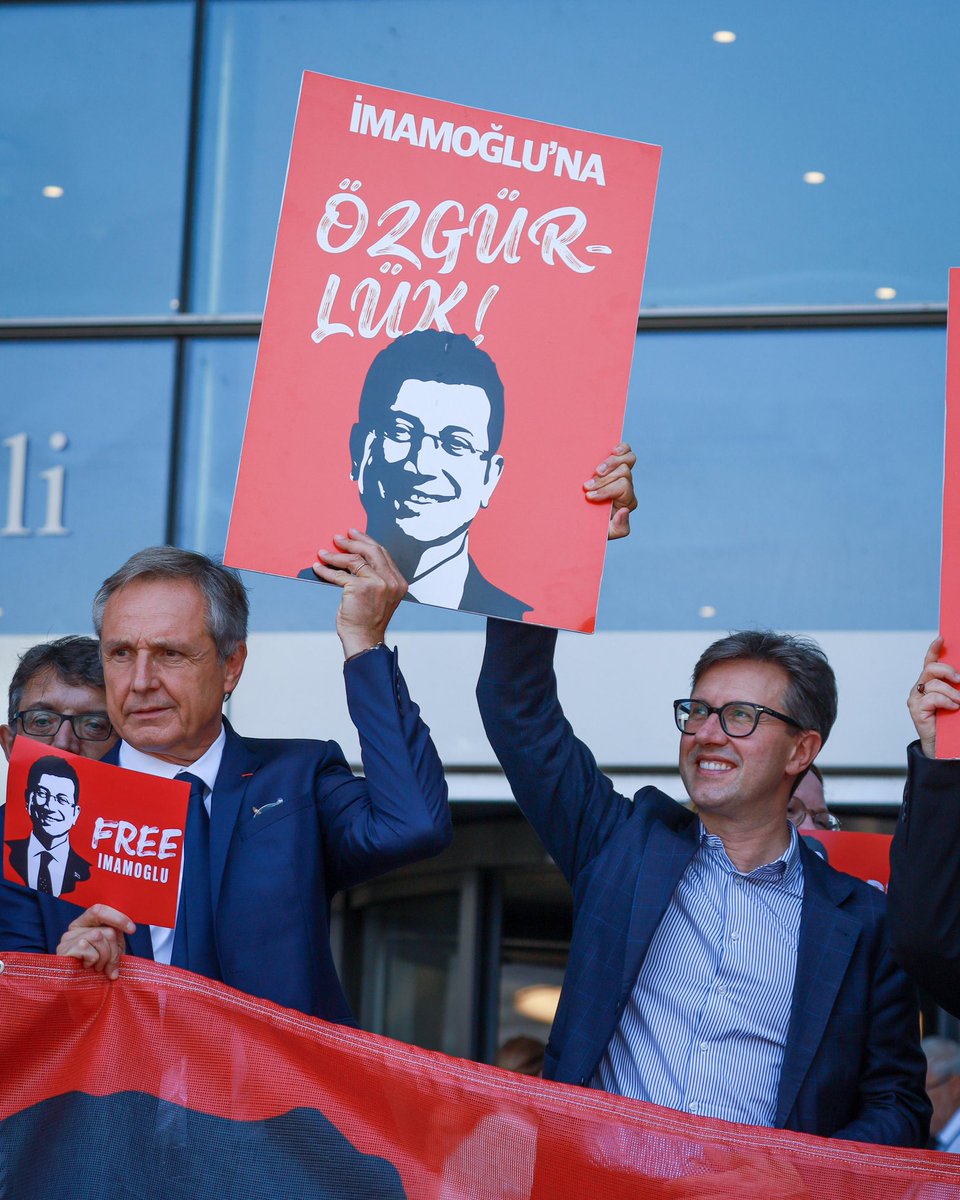 DarioNardella's tweet photo. We stood in front of the European Parliament to demand the release of Imamoglu, Tunç Soyer, Fatih Altaylı, and all other mayors, journalists, and lawyers unjustly arrested in Turkey. The EU can no longer remain silent in the face of these human rights violations.

@imamoglu_int https://t.co/w6K4ZBBfkp