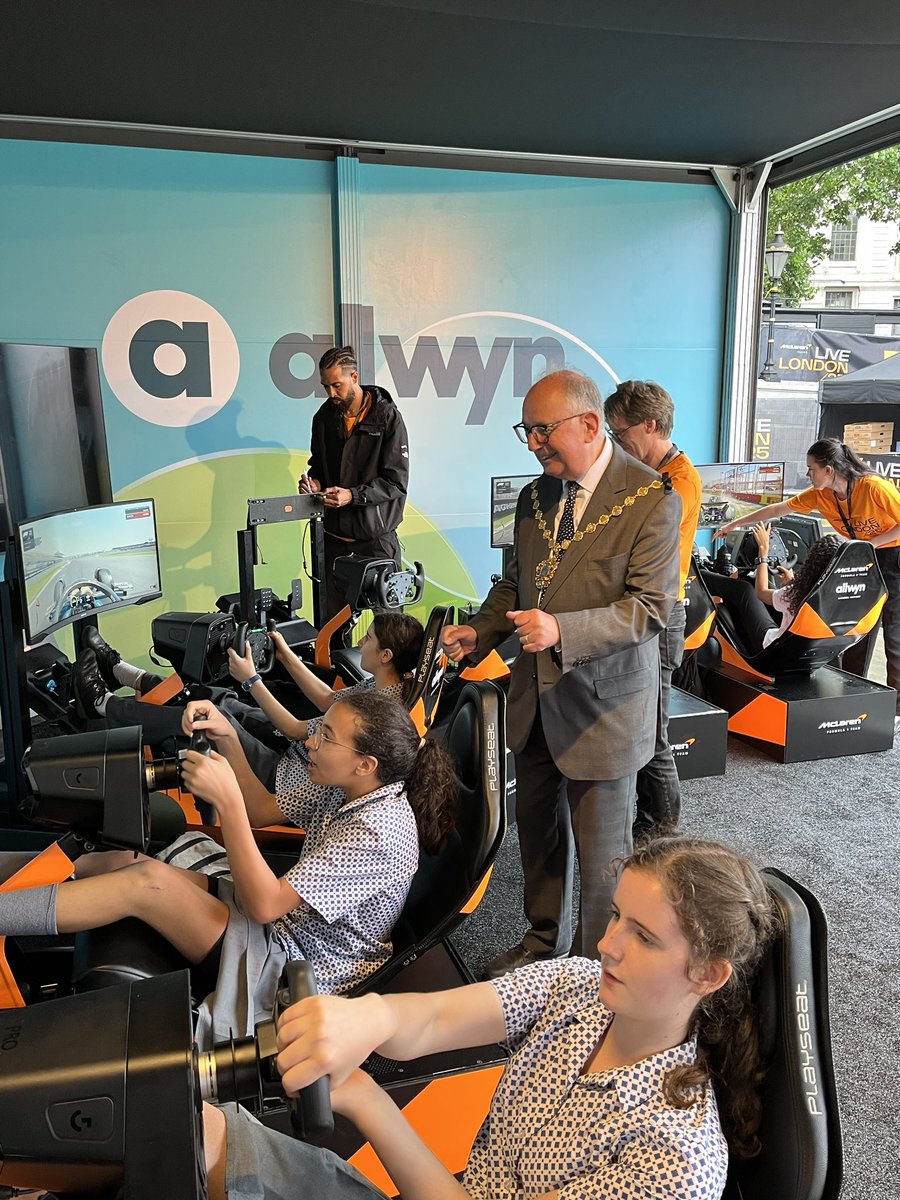 I might be the Walking Lord Mayor, but when the cars are this fast, I think we can make an exemption. This morning I was either Westminster students diving into STEM in Trafalgar Square with <a href="/McLarenF1/">McLaren</a> 🏎️🏁

Getting stuck in shows how accessible a career in STEM can be