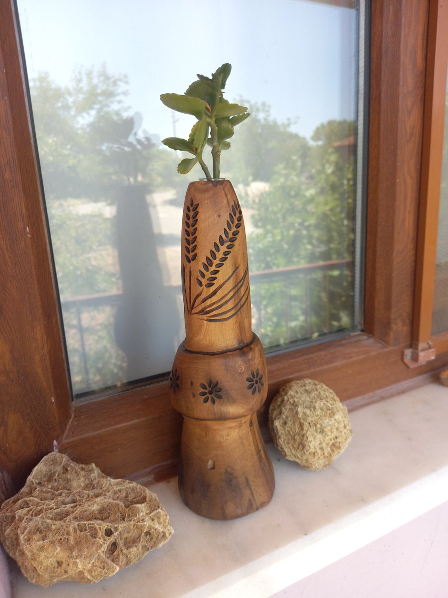 Tüp hazneli ceviz vazo! Üzeri başak ve papatya motifleriyle süslendi. Gaz lambası biçimi verildi. Daha fazlası için @tasarimeftelya instagram sayfamızı ziyaret edebilirsiniz.