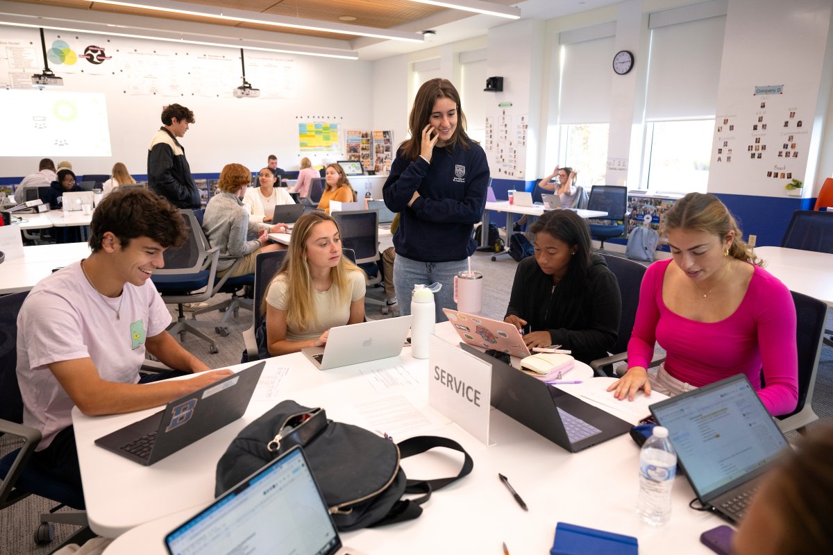 BucknellU's tweet image. Management 101 definitely changed quite a bit in its 45 years as a course at #Bucknell. Over the years it has been transformed from a standard lecture course into a hands-on, engaging student experience.
Learn more about the history of MGMT 101 here: bit.ly/3GrX0L5