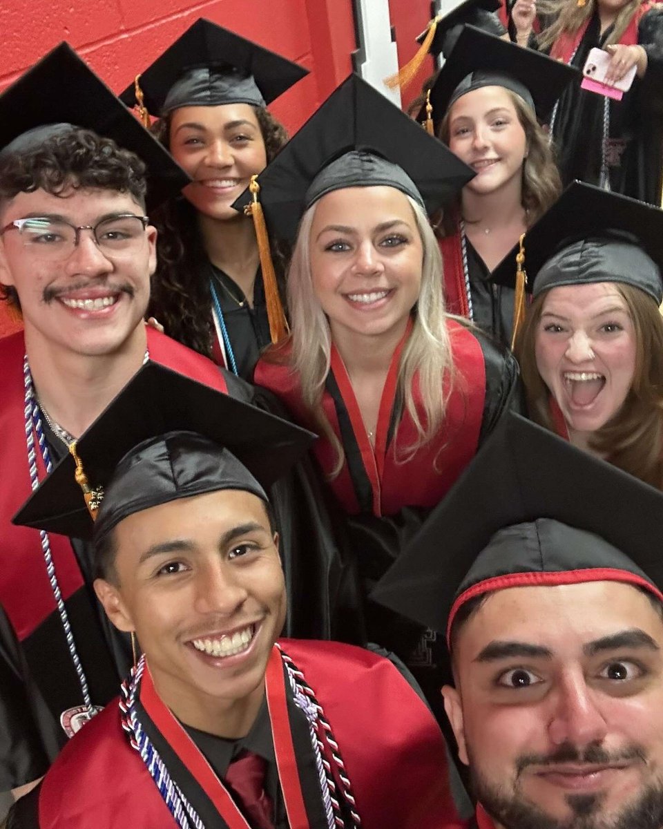 ttuhscson's tweet image. βRed and Black since Day 1 πβοΈπΈβ Congratulations to Mateo, who recently graduated Summa Cum Laude with his BSN from @TTUHSCSON! #TTUHSCGrad π
β¬οΈ Learn more about the traditional BSN program.
π: ow.ly/6ACE50Wesj8