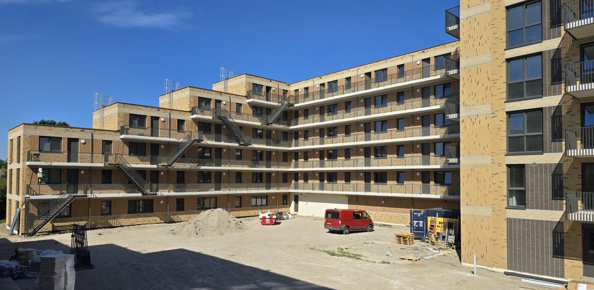 Rijndorpinstall's tweet photo. ☀️ Werkbezoek in de hitte! 🛠️

De dames van Rijndorp Installaties trotseerden gisteren de zinderende hitte tijdens hun werkbezoek aan het project 135 appartementen Turkooislaan in Leiden. 💪🌡️

#TeamRijndorp #NieuwbouwLeiden #Turkooislaan https://t.co/LMwVxSMjU6