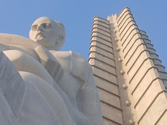 "El amor, madre, a la patria
No es el amor ridículo a la tierra
Ni a la yerba que pisan nuestras plantas,
Es el odio invensible a quien lo oprime,
Es el rencor eterno a quien lo ataca"

José Martí