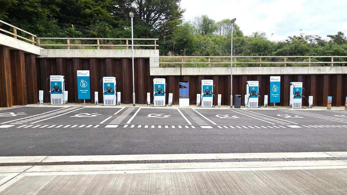 A new ultra-rapid electric vehicle charging hub is now open on Eaton Green Road (LU2 9HD 🔋🚗⚡

The Shell Recharge site is just minutes from London Luton Airport ✈️

Read about our strategy to deliver hundreds of new charge points across the town 👉 luton.gov.uk/Page/Show/Tran…