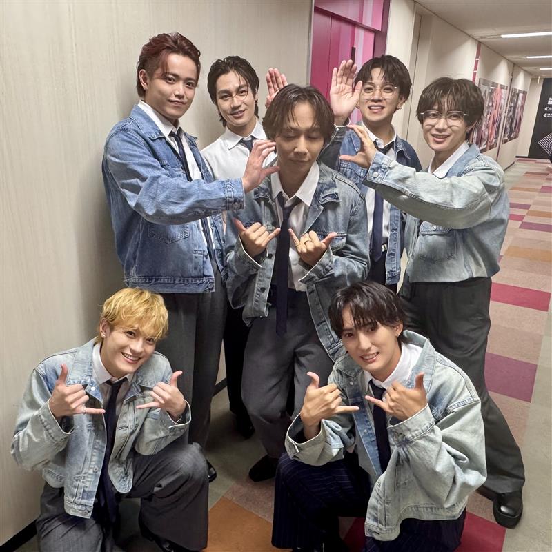 ⠢⋱このあとすぐ❤️‍🔥⋰⠔
本日（7/2）23:00～放送 
📺フジテレビ系
「#週刊ナイナイミュージック」（生放送）に
#TravisJapan が登場🏄

日本語版エンドソング
「バーニング・ラヴ」を披露🎶

放送直前のオフショットをお届け📸
お楽しみに🌺

実写版『#リロアンドスティッチ』
大ヒット上映中🐾