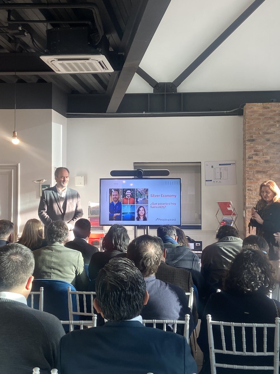 ChilenoSuiza's tweet photo. 🎙️ ¡Comenzamos! el Conversatorio Silver Economy del Comité de Educación, Empleo y Persona de nuestra Cámara.

☕️ Una mañana para reflexionar sobre el impacto del envejecimiento demográfico en el mundo laboral y los modelos de negocio.
👤 Speaker invitado @ramablazquez 

#CCHSC https://t.co/PjLmMCvJG9