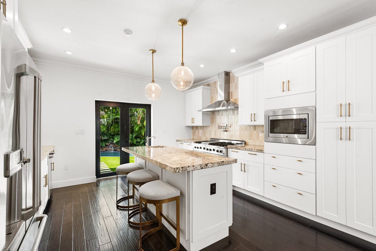 EvaOliverMiami's tweet photo. Price Reduced | Amazing Buena Vista Home | 146 NE 47th St. - Beautifully refined, 3-bed home located in Miami, historic Buena Vista, featuring a seamless blend of classic mediterranean architecture with elevated modern finishes. Copy or click this link:https://t.co/MPqqlFlwrP https://t.co/7vj8z5iyB2