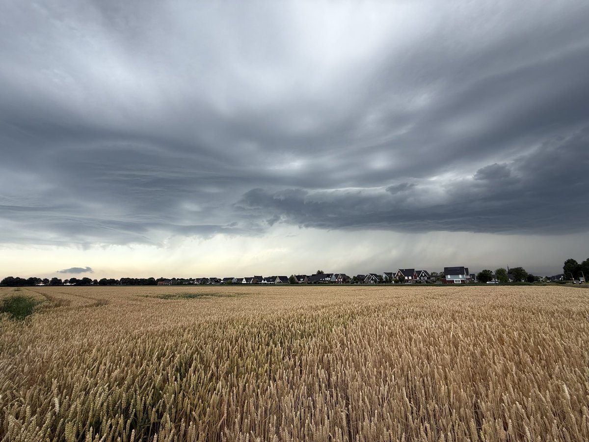 Mooie luchtformaties richting het zuid westen vanuit Zuid-Beijerland. <a href="/helgavanleur/">Helga van Leur ☀</a>