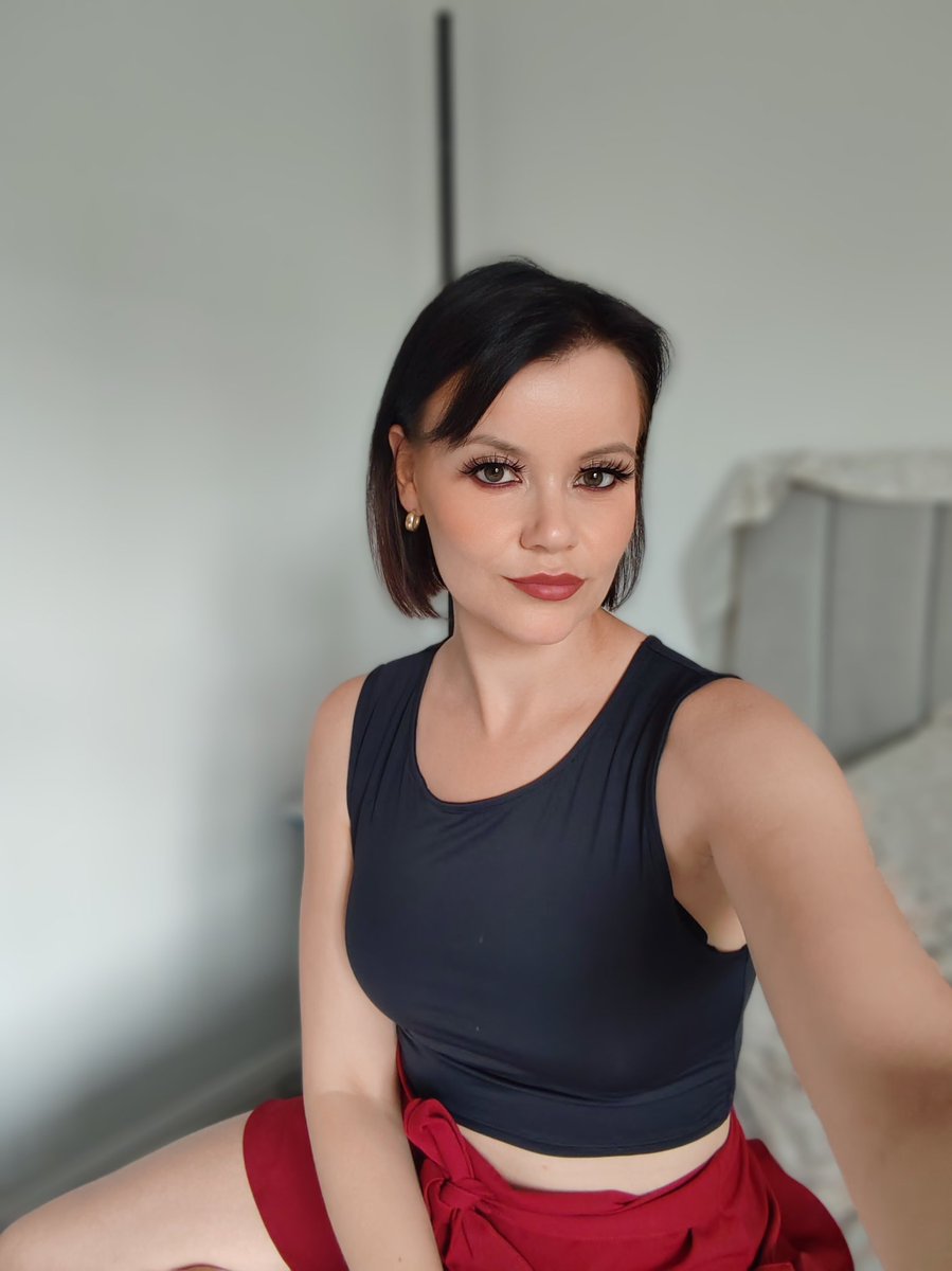 LuxeLarissa's tweet photo. Guys please help! I do not know what to do with my hair? Should I keep it short or long? #hairlength #hairdilemma https://t.co/JOXgd60oZO