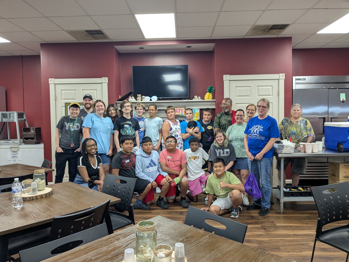 MagnifiedGiving's tweet image. our camp give x BrightonCenter wrapped last week 💙
students learned to lead with heart &amp;amp; awarded $3,000+ in real grants to:

🐶 frankie’s furry friends
🍽️ henry hosea house
♿ easterseals redwood
👁️ see3D

since 2019:
🎉 81 students
⏱️ 377 service hours
💸 $19,275 granted