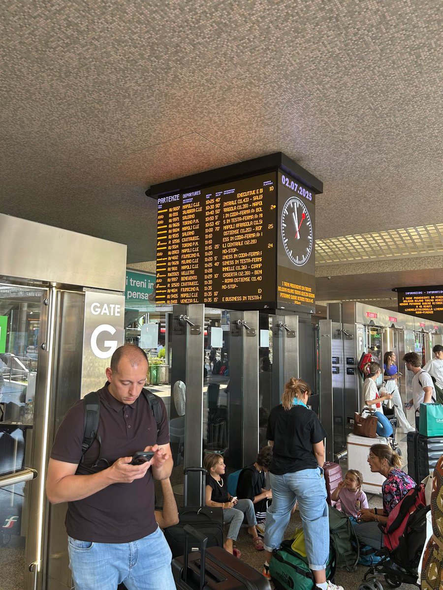 A Termini regna il disordine, i treni si dissolvono come promesse elettorali.
Intanto il ministro dei trasporti si diletta in imprese più nobili: forse sta reinventando la ruota.
Che si degni, almeno per un istante, di scoprire cos’è un binario.