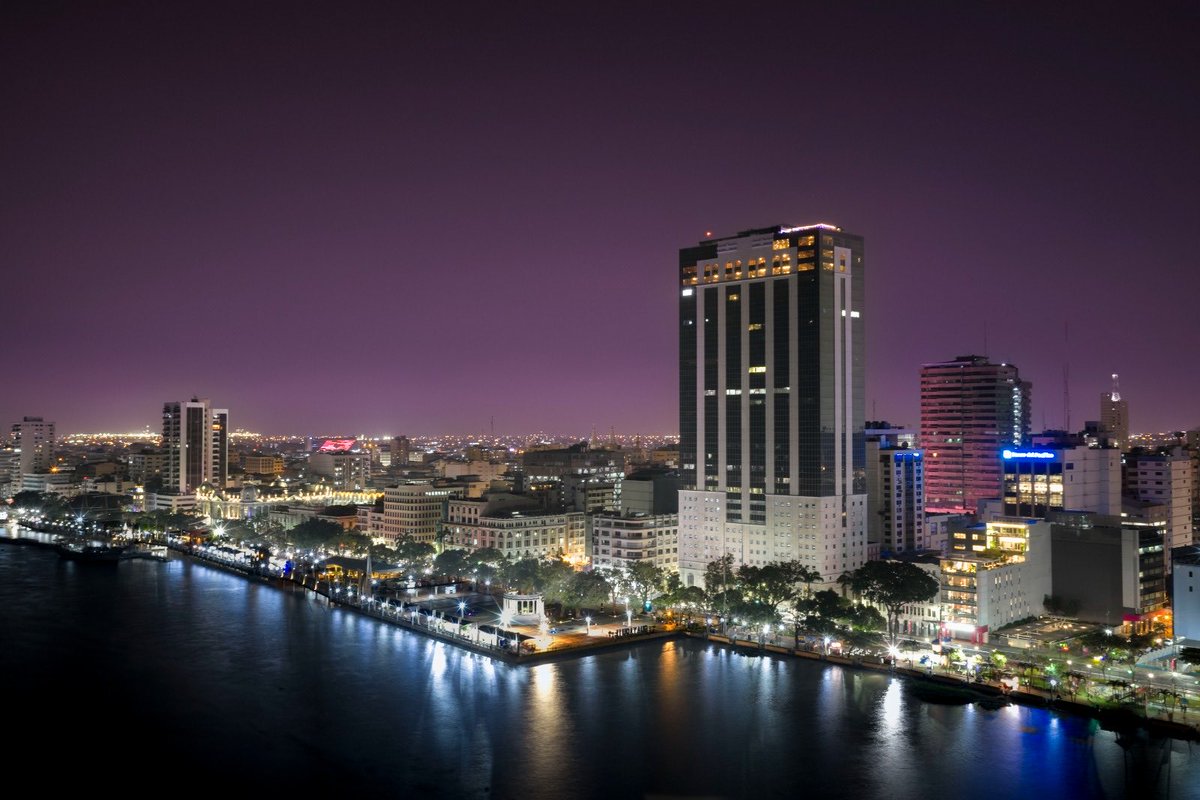 HistoriaGye's tweet photo. 📸 #Guayaquil, de noche enamoras más 😍.

#Guayaquil490años

Foto: @Silviafabara https://t.co/Cp0VlW4h28
