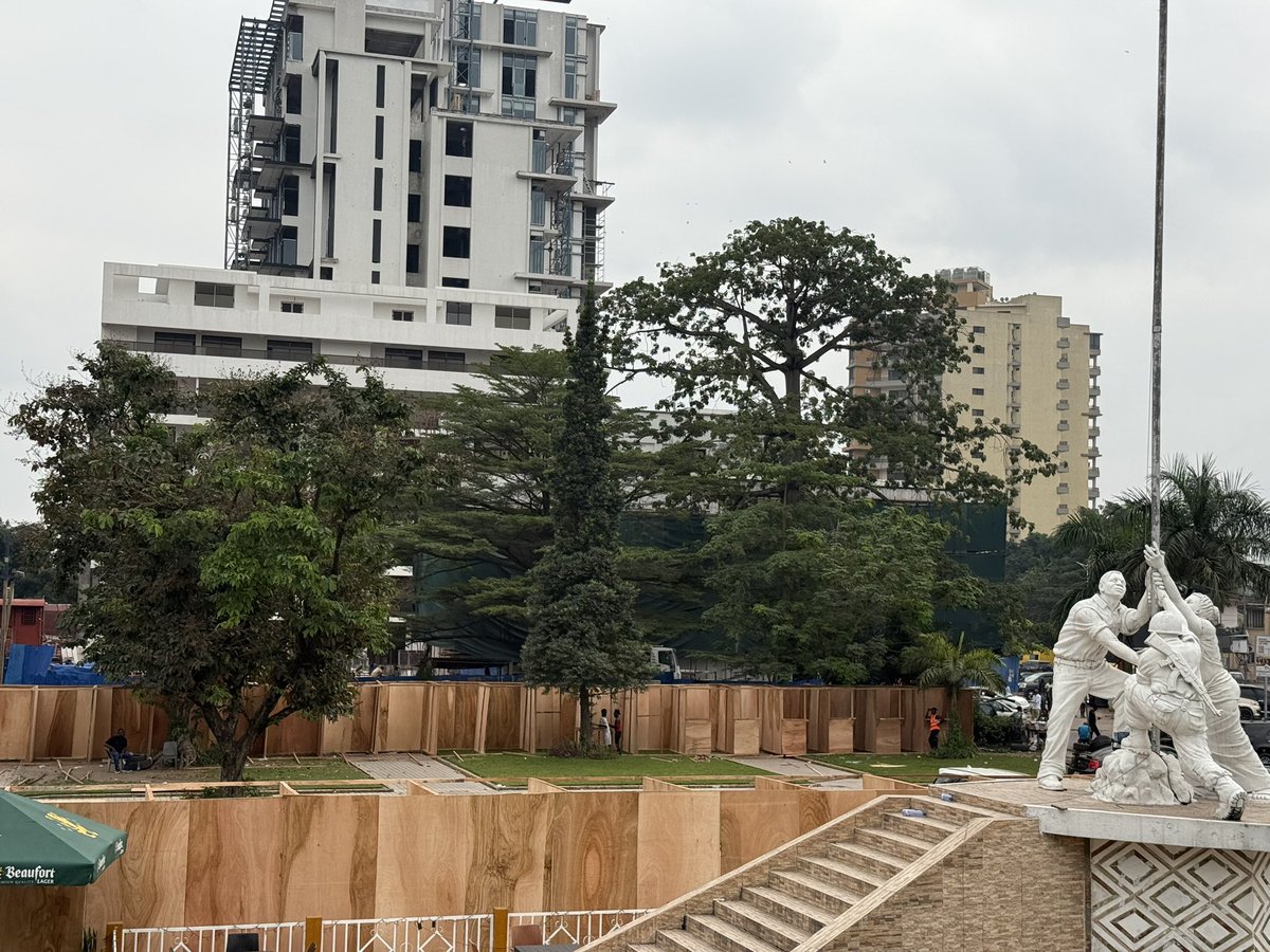 Congomapatrie1's tweet photo. Voilà comment on décourage les entrepreneurs congolais chez eux aux pays avec utilisation abusive du nom de la mère du chef de l’État. Un projet réussi et apprécié par plus d’un est entrain d’être saboté pour une construction d’une Kermesse de fortune en plein Boulvard du 30 juin https://t.co/oh4D7ISVk2