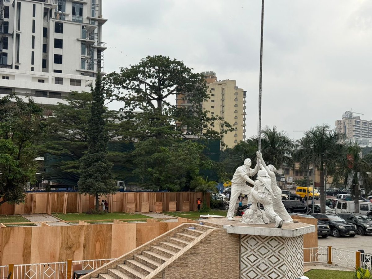 central_sage's tweet photo. Voilà comment on décourage les entrepreneurs congolais chez eux aux pays avec utilisation abusive du nom de la mère du chef de l’État oubliant. Un espace public contracté par des entrepreneurs congolais avec obligation de la maintenance de l’espace, un projet réussi et apprécié par plus d’un est entrain d’être saboté pour une construction d’une Kermesse de fortune en plein Boulvard du 30 juin