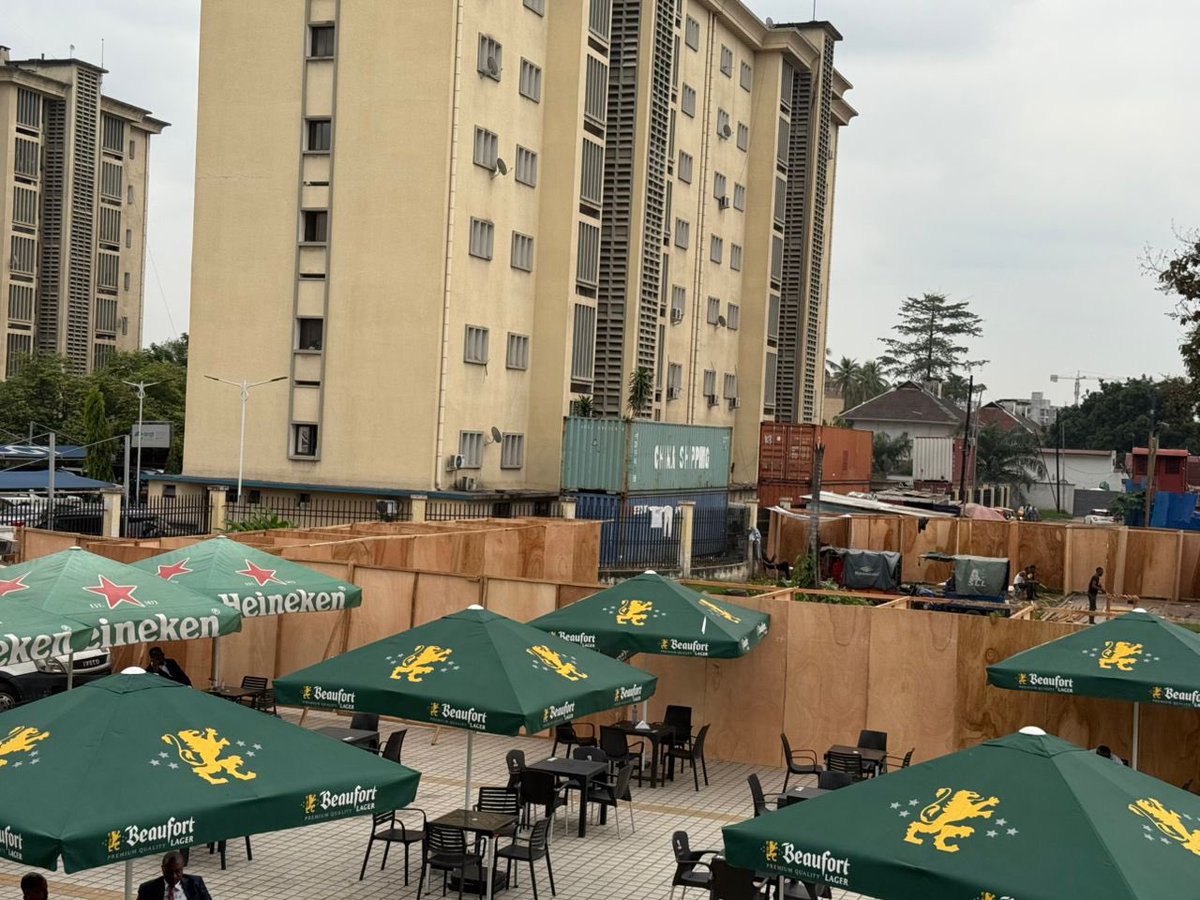 central_sage's tweet photo. Voilà comment on décourage les entrepreneurs congolais chez eux aux pays avec utilisation abusive du nom de la mère du chef de l’État oubliant. Un espace public contracté par des entrepreneurs congolais avec obligation de la maintenance de l’espace, un projet réussi et apprécié par plus d’un est entrain d’être saboté pour une construction d’une Kermesse de fortune en plein Boulvard du 30 juin