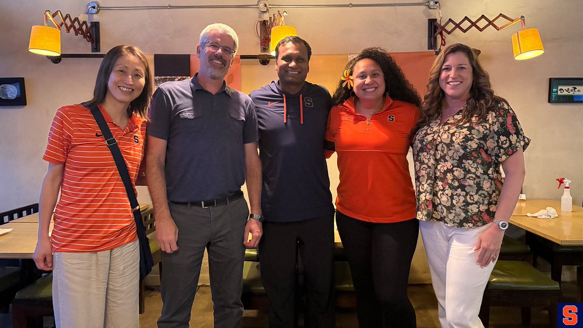 CuseVB's tweet image. What a great dinner catching up with alumna Stacey (Nyland) Larson ‘96 and her husband Kevin earlier this week.
So great to have the support of our former players 🧡🏐🍊