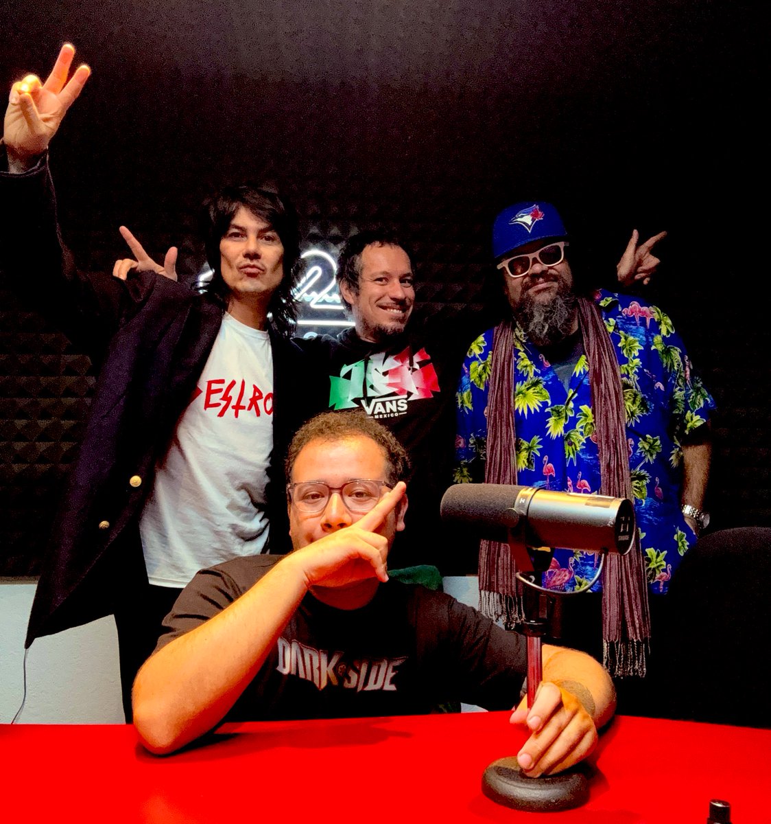 Porque nada mejor que un rayo de luz en este mundo tan oscuro llega la #TernuraMañanera y que mejor forma de iluminar todo que con la visita de #VicenteJauregui aquí en  <a href="/codigo21_radio/">Código 21</a> con <a href="/elAleGuarrero/">Funadito de Tal</a> <a href="/ElTioTranqui/">Antonio Tranquilino</a> y miow

zeno.fm/radio/codigo21/

codigo21.cdmx.gob.mx