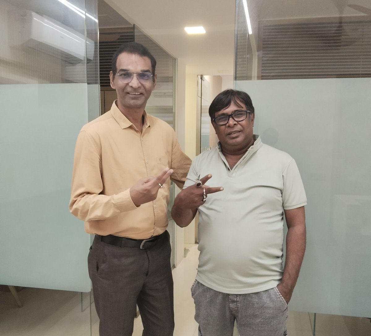 9892911903's tweet photo. Pic of the day with : Pushpa Movie lyrics Writer Raqueeb Alam 
#southindia 
#south 
#telgusongs❤️❤️ 
#telgu 
#movie 
#southmovie https://t.co/552InVMzQf