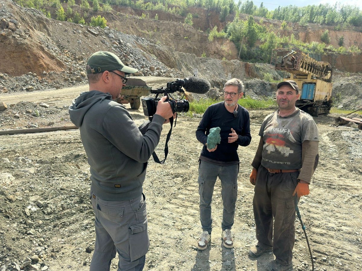 Während Selenskyj und Trump um einen Rohstoff-Deal rangen, waren wir Monate lang im Osten der Ukraine unterwegs. Unsere #ZDF-Doku „Die Spur – Blutige Bodenschätze“ zeigt den Kampf um Lithium, Eisen, Kohle. Ab 18 Uhr Mediathek, 22:45 Uhr im ZDF. #Ukraine