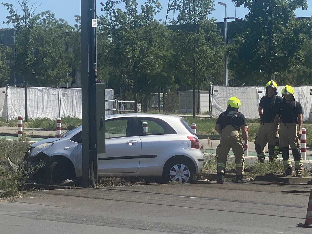 Fotograf T. Peise (@thomaspeise) on Twitter photo #Berlin #Marzahn - Pkw landet nach Verkehrsunfall im
Gleisbereich der <a href="/BVG_Tram/">BVG Straßenbahn</a>, eine verletzte Person #Berlin #Marzahn - Pkw landet nach Verkehrsunfall im
Gleisbereich der <a href="/BVG_Tram/">BVG Straßenbahn</a>, eine verletzte Person
