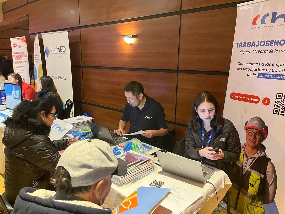 CChCArica's tweet photo. Gran asistencia de ariqueños en feria laboral de la Omil de la @MuniArica, donde la @CChCArica está promoviendo el portal https://t.co/oNXLOJdDPn #trabajo #construccion #chile @CChC_Chile @sencearica @SeremiTrabajoXV https://t.co/mPOqrcKn2N