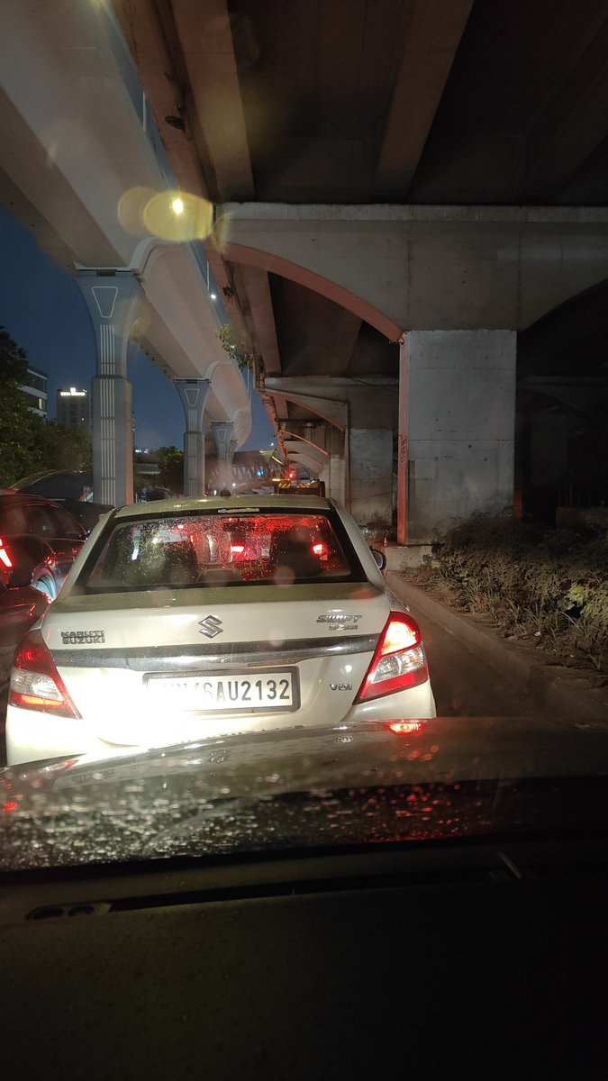 svilas's tweet photo. Standstill traffic at Vakola/Santacruz junction. Waiting for 30 mins. Not sure if any copa are around. @MumbaiPolice https://t.co/bxSNNm2Usi