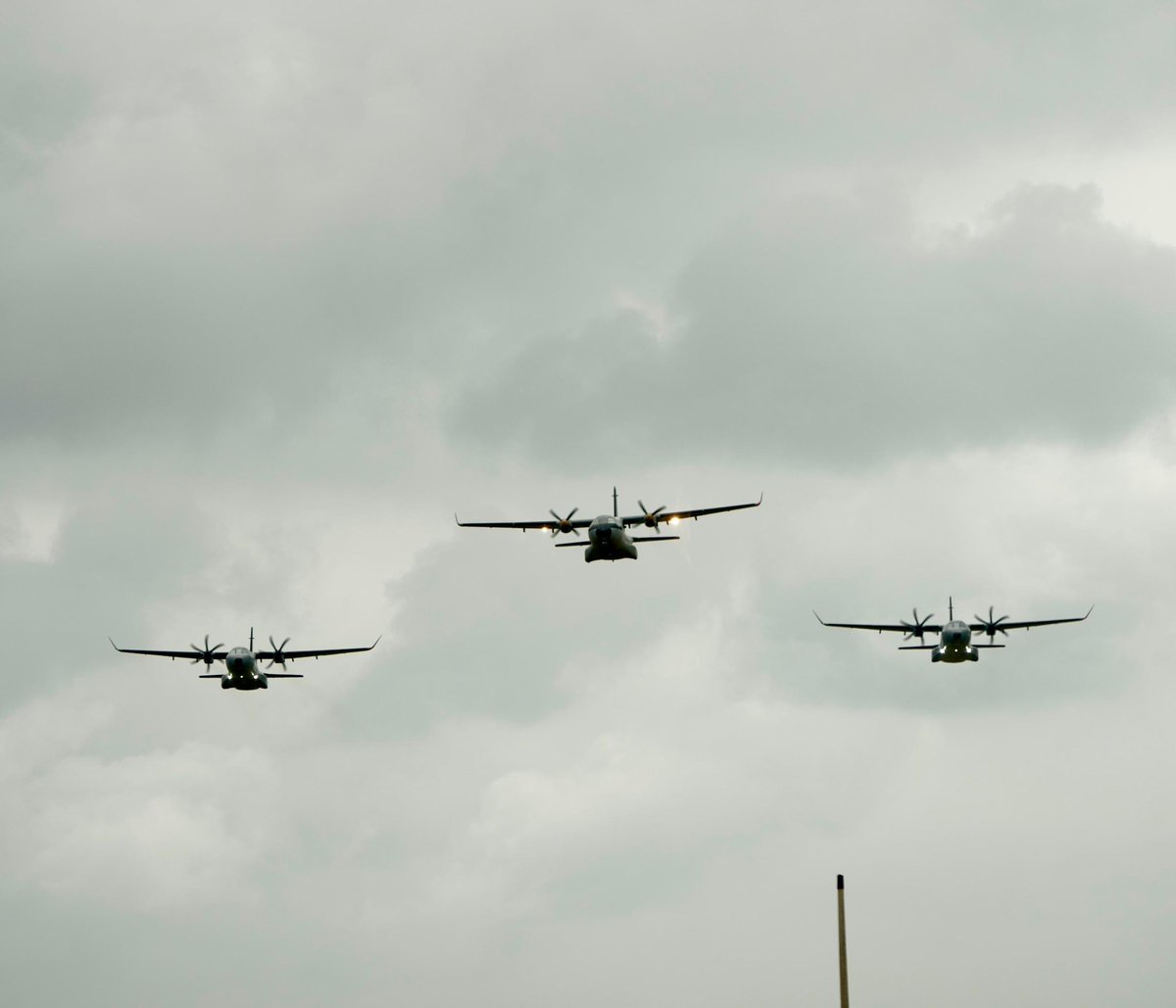 Le Directeur Général de AIBD SA, M. Cheikh Mamadou Abiboulaye DIEYE, a pris part, ce 2 juillet 2025, à la célébration de la fête patronale de l’Armée de l’Air, organisée à la base aérienne Capitaine Mame Andalla Paul Sory CISSÉ de Ouakam. Le thème de cette édition, qui a réuni