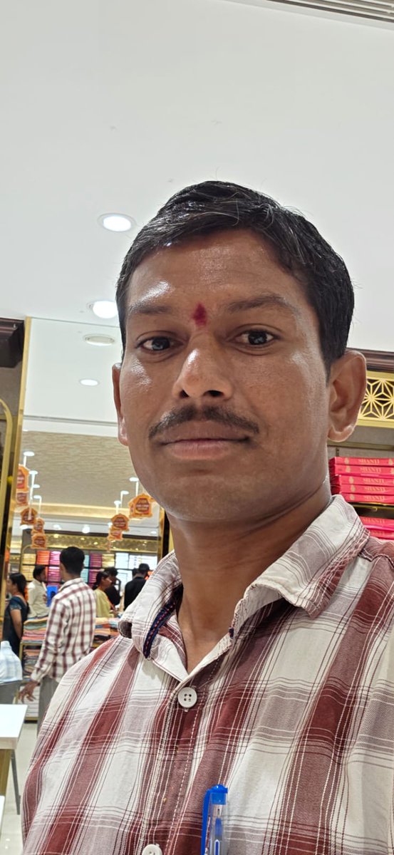 బెట్టింగ్ భూతానికి బానిసై కన్న తండ్రిని చంపేసిన కర్కశ తనయుడి దురాగతం ఇది. 

బెట్టింగ్ జోలికి వెళ్లొద్దని అన్నందుకు తండ్రిని దారుణంగా కత్తితో పొడిచి హత్య చేసిన 19 ఏళ్ల కొడుకు. 

అడగగానే పొలాన్ని తాకట్టు పెట్టి రూ.6 లక్షలను కొడుకు రవీందర్ కి ఇచ్చిన తండ్రి హనుమంతు. 

ఆ డబ్బంతా