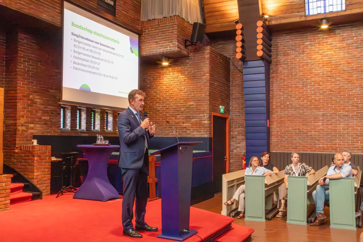 LeePeleeg's tweet photo. Grote waardering voor @eddie_marum van de @BoerBurgerB! Een politicus met beide benen in de klei รฉn het hart op de juiste plek. Dankzij mensen zoals hij krijgt de regio eindelijk een stem die telt. ๐๐ท #BBB #TrotsOpDeRegio #EchteVerbinding https://t.co/NDq38RrSbM